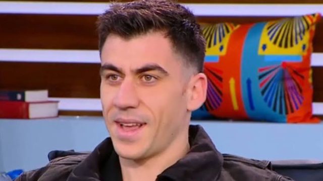 Αντιδράσεις για τον Φειδία Παναγιώτου: Εμφανίστηκε με σορτς στην εκδήλωση για Ισαάκ και Σολωμού
