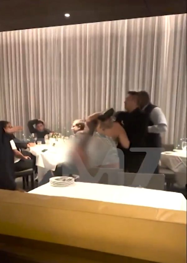 Η χαλαρωτική μουσική του Steak 48 αποτέλεσε το παράδοξο φόντο ενός άγριου καβγά, με τους εργαζομένους να προσπαθούν να χωρίσουν τις δύο γυναίκες.