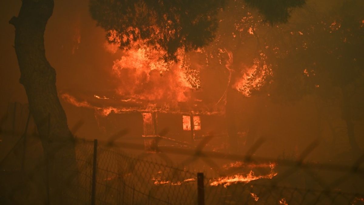 «Τα σπίτια ξαναφτιάχνονται»… αλλά οι ζωές δεν ξαναχτίζονται τόσο εύκολα και ένας πυροσβέστης μπορεί να το επιβεβαιώσει