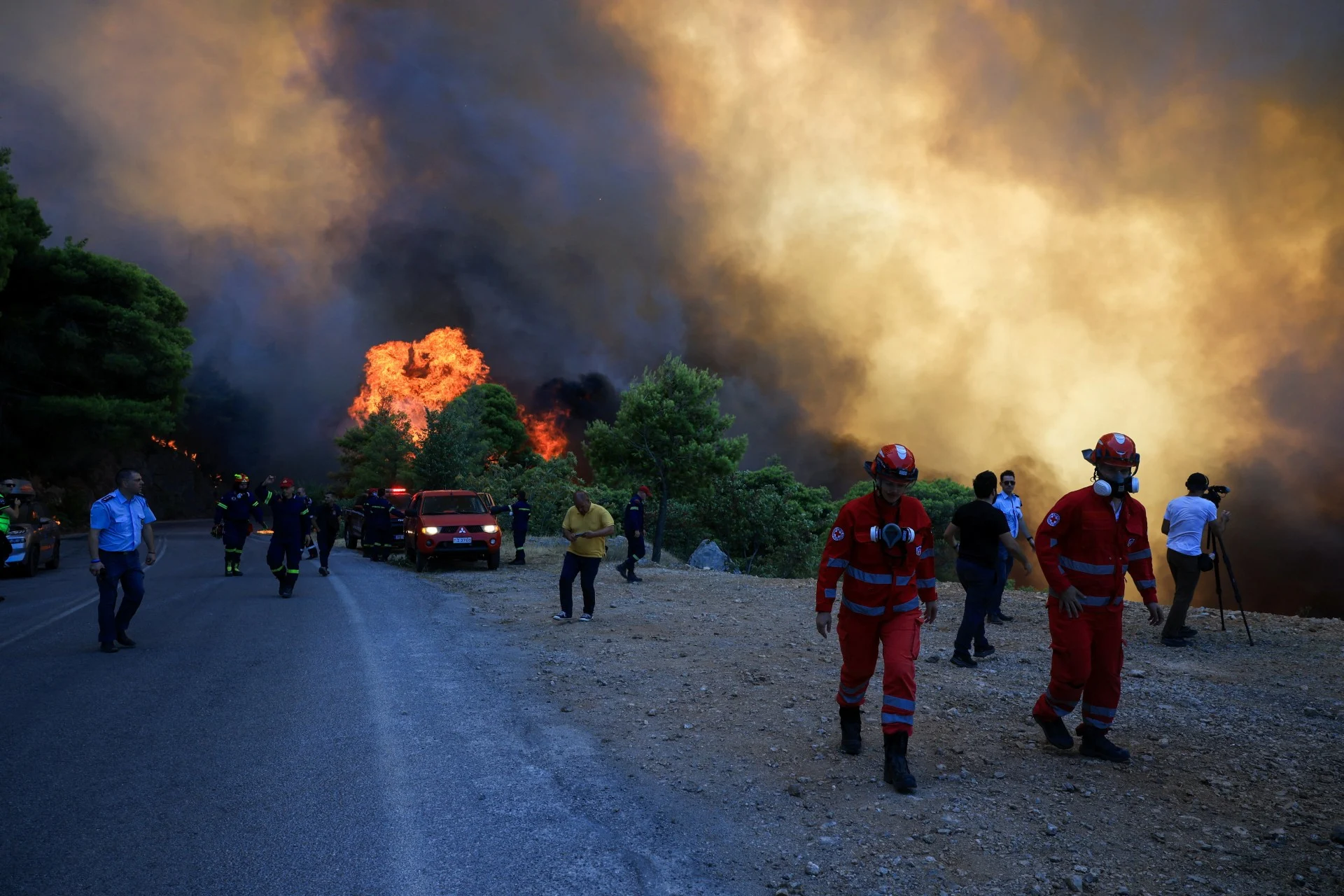 Οι πυροσβεστικές δυνάμεις δίνουν σκληρή μάχη με τις φλόγες στο Κρύο Πηγάδι της Βοιωτίας.