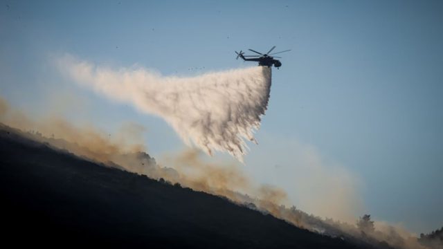 Φωτιά στην Ελάτεια Φθιώτιδας – Ήχησε το 112, στη μάχη ενάερια μέσα