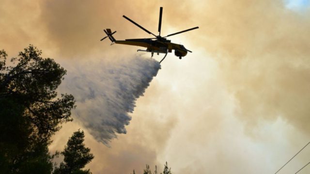 Πυρκαγιά στον Λουτρόπυργο Αττικής – Σηκώθηκαν 5 εναέρια μέσα