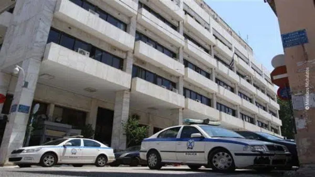 Πάτρα: 14χρονος αναρριχήθηκε σε λούκι και άρπαξε κοσμήματα αξίας 3.000 ευρώ