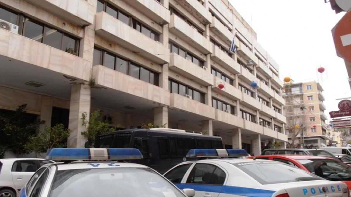 14χρονος στην Πάτρα φέρεται να σκαρφάλωσε σε σπίτι ηλικιωμένης και να έκλεψε κοσμήματα