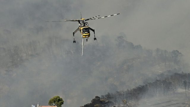 Φωτιά στη Σκύρο: Μάχη με τις φλόγες με 4 αεροσκάφη και 2 ελικόπτερα – Ενισχύθηκαν οι πυροσβεστικές δυνάμεις