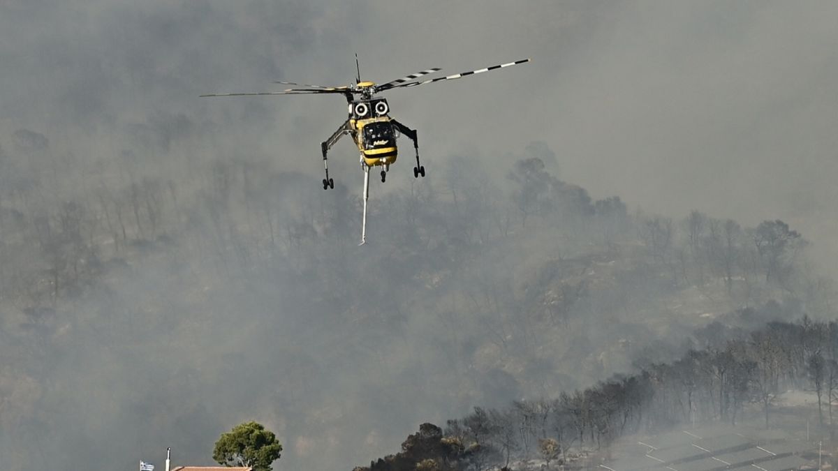 Φωτιά στη Σκύρο: Μάχη με τις φλόγες με 4 αεροσκάφη και 2 ελικόπτερα – Ενισχύθηκαν οι πυροσβεστικές δυνάμεις