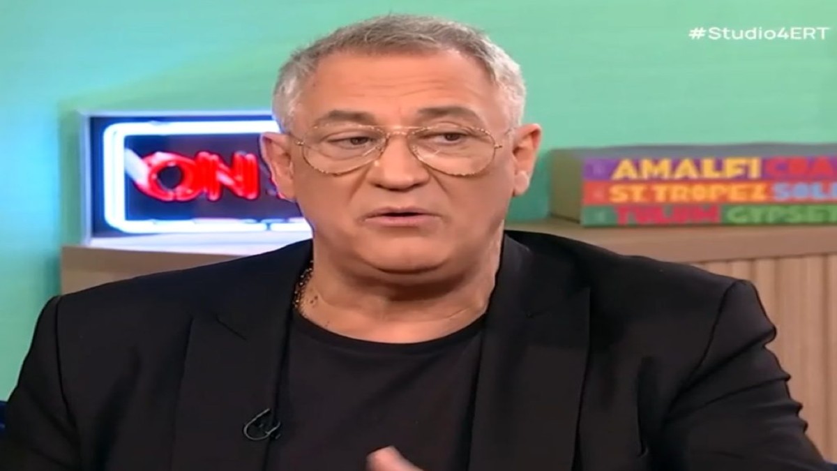 Με κατάνυξη στην Τήνο ο Γιώργος Ντάβλας – Γονατιστός στον δρόμο προς τη Μεγαλόχαρη