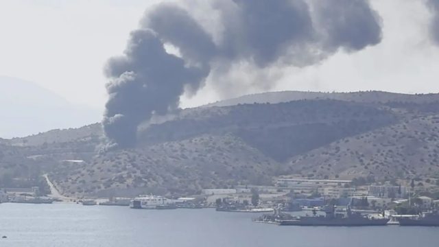 Φωτιά τώρα στη Σαλαμίνα: Συναγερμός και εκκένωση δύο περιοχών – Μεγάλη επιχείρηση από Πυροσβεστική και εναέρια