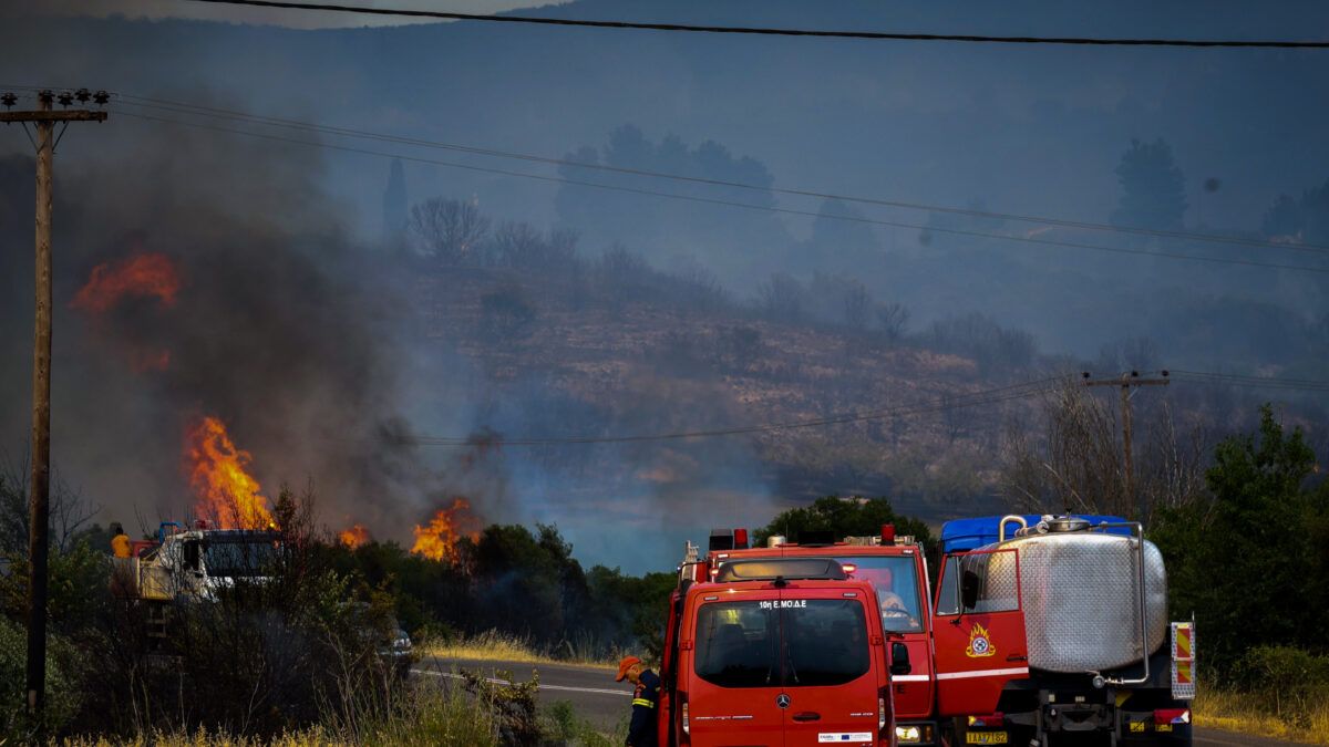 Πύρινος συναγερμός στη Σίβηρη: 52 πυροσβέστες και εναέρια μέσα στη μάχη με τις φλόγες