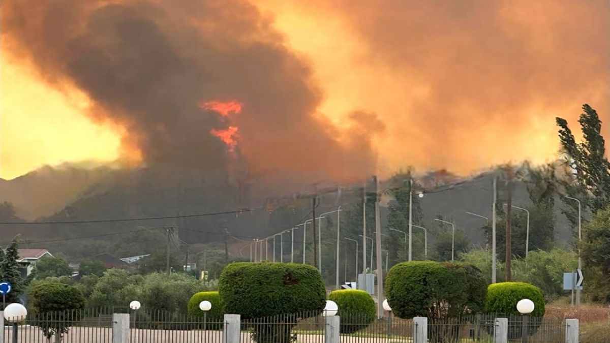 Πύρινος συναγερμός στο Βαρθολομιό: 32 πυροσβέστες και 4 εναέρια στη μάχη