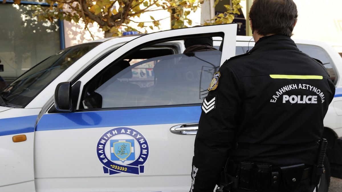 «700 ευρώ και 9 πόντοι;» – Το βίντεο με περιπολικό που άναψε φωτιές στα social media