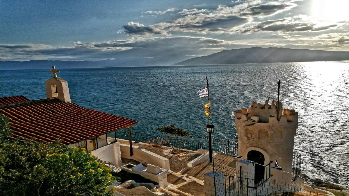 Άγιος Νικόλαος ο Κρασόκτιστος: Το μοναδικό ξωκλήσι της Καραθώνας που… χτίστηκε με κρασί!