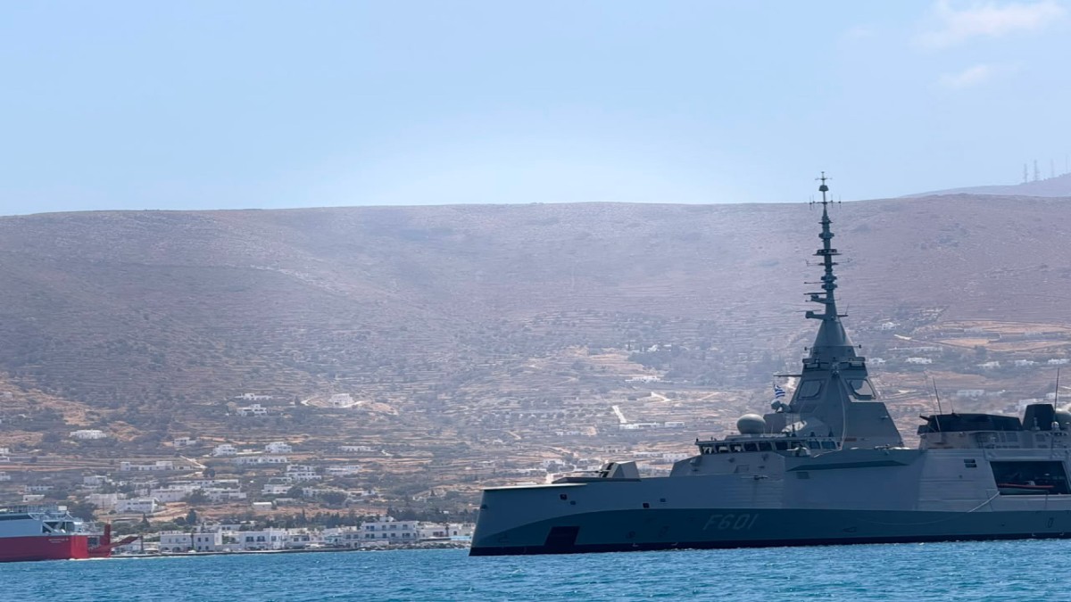 «Κίμων»: Η υπερσύγχρονη φρεγάτα του Πολεμικού Ναυτικού έδεσε στην Πάρο