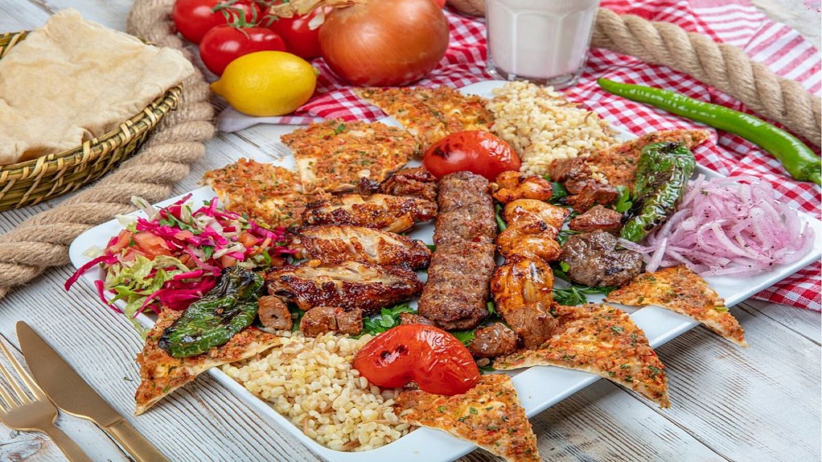 Ένα τραπέζι γεμάτο Ανατολή: Η εμπειρία στο Cappadocia Grill της Καλλιθέας