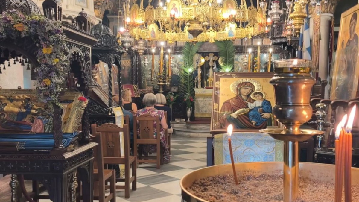 Δεκαπενταύγουστος στην Αθήνα: Πλήθος πιστών στην Παναγία Παντάνασσα – Οι συγκινητικές ιστορίες τους