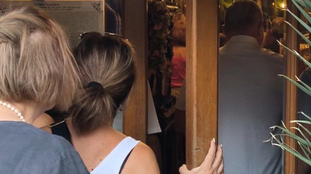 Δεκαπενταύγουστος στην Αθήνα: Η Παναγία Παντάνασσα γέμισε πιστούς – Συγκινητικές ιστορίες πίστης και ελπίδας