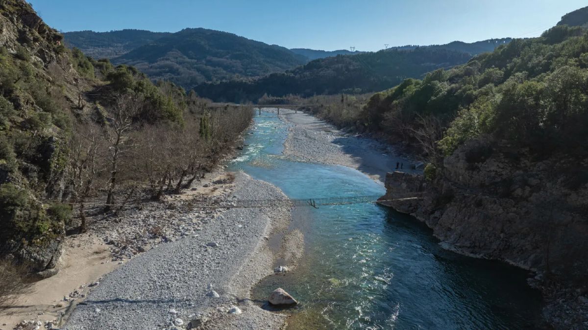 Η άγνωστη παραλία του Αχελώου που σε προκαλεί για μια βουτιά