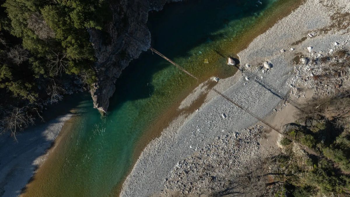 Εδώ ο Αχελώος δημιουργεί έναν επίγειο παράδεισο – Η παραλία Θελώου