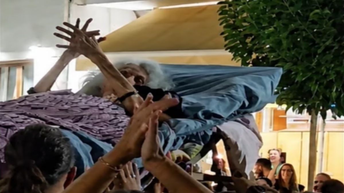 Μυλοπόταμος: Ποια είναι η 90χρονη γιαγιά που έγινε viral διασκεδάζοντας στο πανηγύρι από την ξαπλώστρα