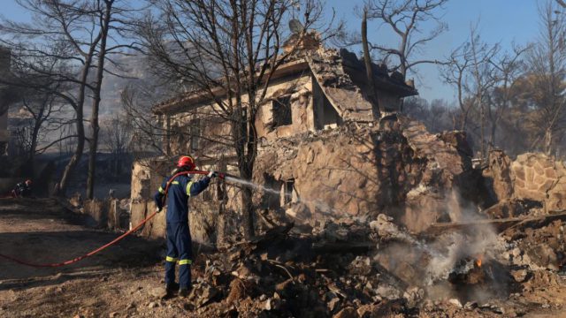 Σαλαμίνα: «Ήθελε να σώσει τον σύζυγό της και συνέβη η τραγωδία» – Συγκλονίζει η γειτόνισσα των ηλικιωμένων