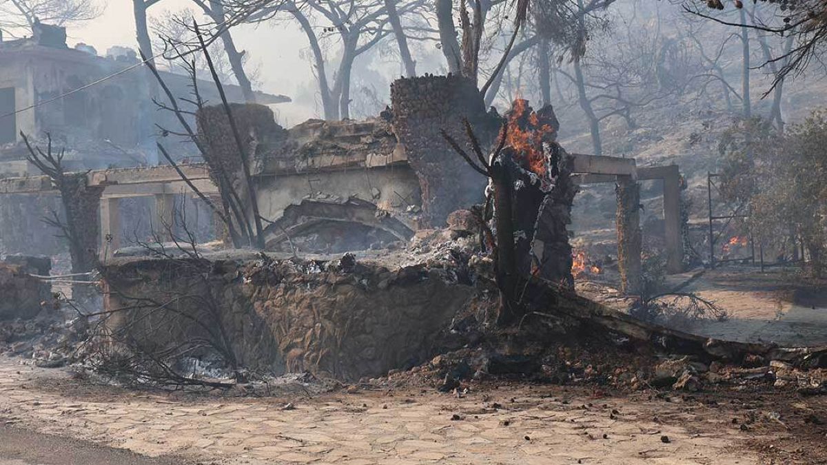 Σαλαμίνα: Πώς η φωτιά εγκλώβισε το ηλικιωμένο ζευγάρι – «Το σπίτι τους σώθηκε»