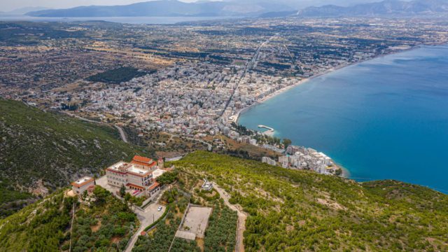 Σαν να αγγίζει τον ουρανό: Η μαγευτική Μονή Προφήτη Ηλία πάνω από το Λουτράκι!