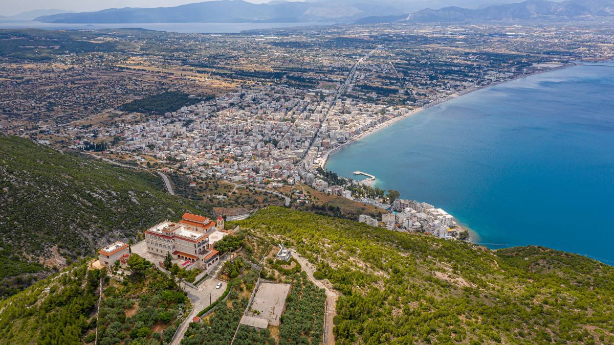 Σαν να αγγίζει τον ουρανό: Η μαγευτική Μονή Προφήτη Ηλία πάνω από το Λουτράκι!