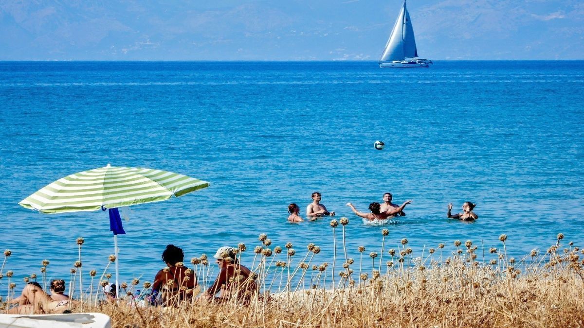 Voucher διακοπών έως 600 ευρώ: Ποιοι είναι οι δικαιούχοι