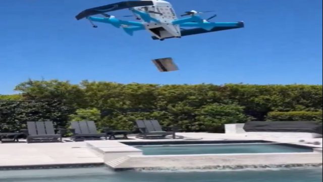 Drone πήγε να κάνει παράδοση και πέταξε το δέμα γυναίκας στην… πισίνα (Βίντεο)