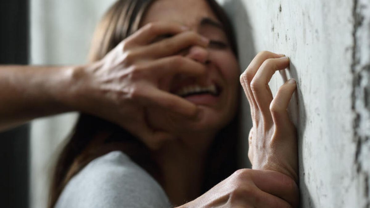 Καταγγελία βιασμού 16χρονης στη Θήβα: Η έρευνα, η ιατροδικαστική εξέταση και το νομικό πλαίσιο