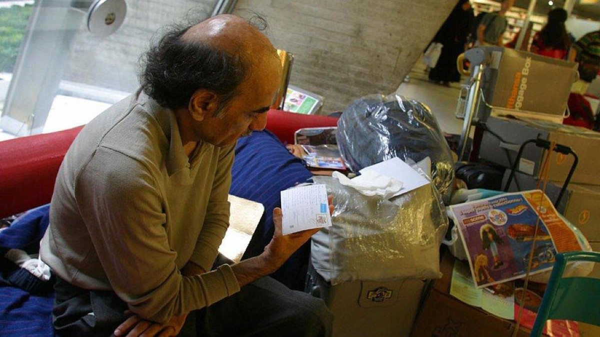 Το αεροδρόμιο έγινε το σπίτι του για 18 χρόνια: Η συγκλονιστική ιστορία του Mehran Karimi Nasseri