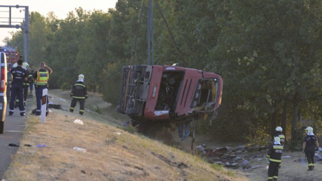 Τραγωδία στην Ουγγαρία: 12 νεκροί σε τροχαίο με λεωφορείο που ανατράπηκε σε χαντάκι