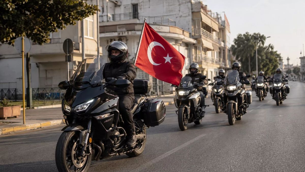 Κομοτηνή: Τουρκικά εμβατήρια και το «σήμα των Γκρίζων Λύκων» από μοτοσικλετιστές – Η παρέμβαση της Αστυνομίας