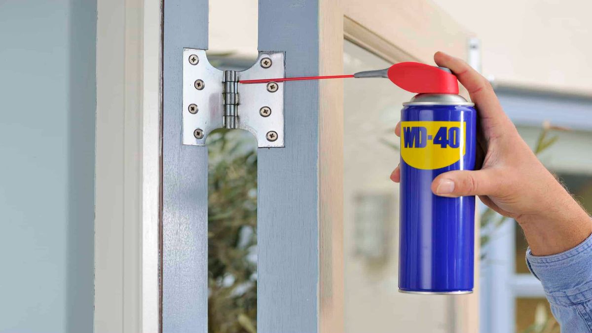 WD-40: Από τα αυτοκόλλητα μέχρι την τσίχλα – 3 χρήσεις που θα σε εκπλήξουν