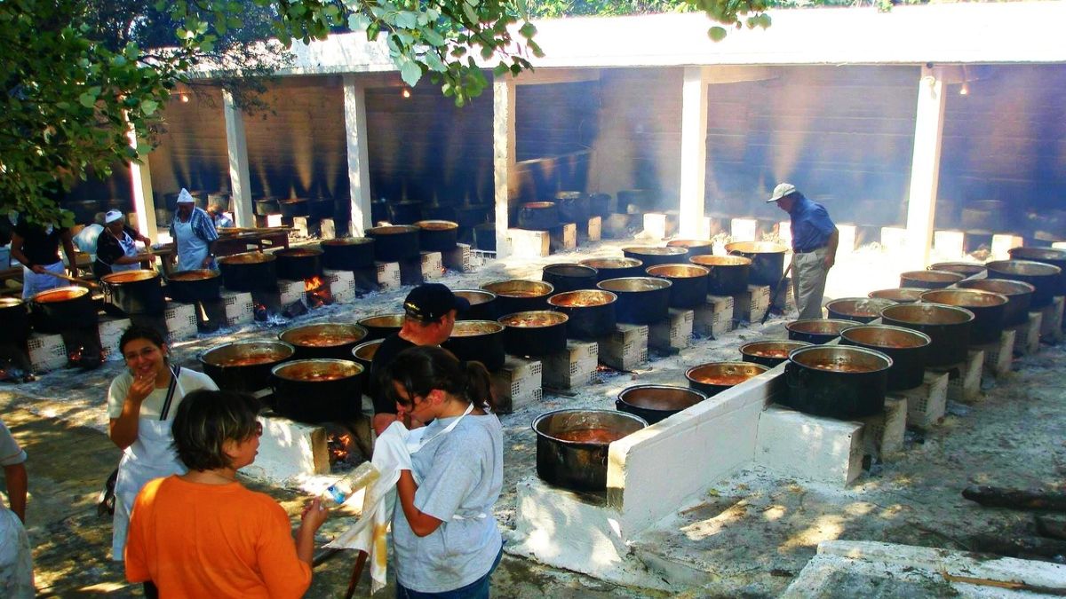 Δεκαπενταύγουστος στην Εύβοια: Το μοναδικό έθιμο του στιφάδου στον Οξύλιθο που μαγεύει τους προσκυνητές!