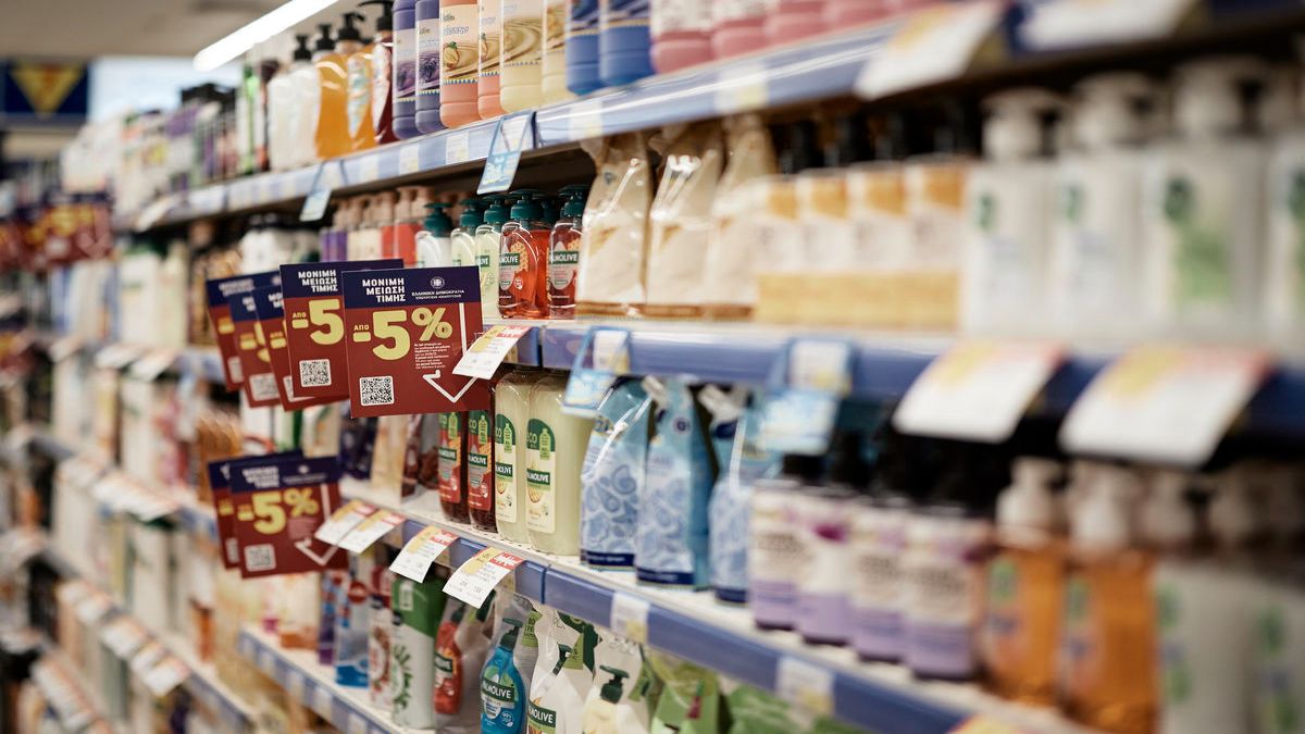 Νέο ανάχωμα στην ακρίβεια: 1.150 κωδικοί με μειωμένες τιμές στα σούπερ μάρκετ