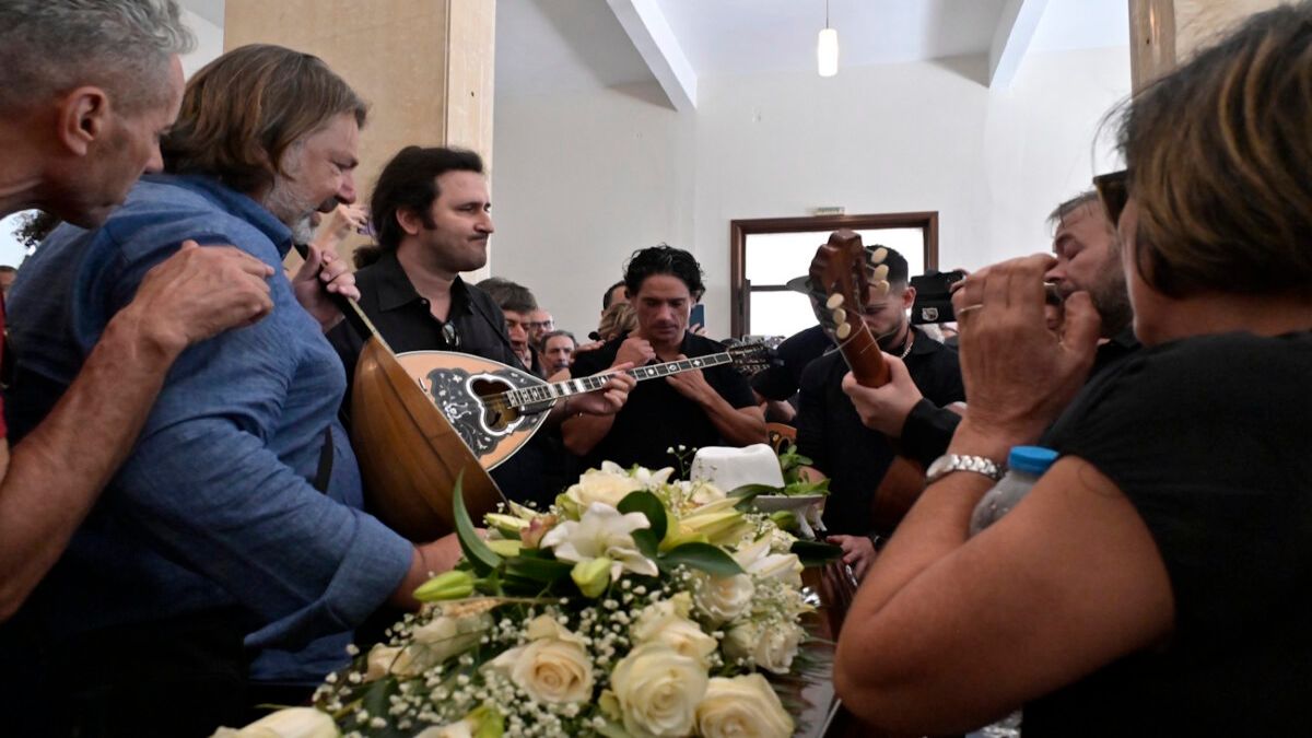 Νίκος Καλογερόπουλος: Συγκίνηση στο Α΄ Νεκροταφείο – Τον αποχαιρέτησαν με τραγούδια