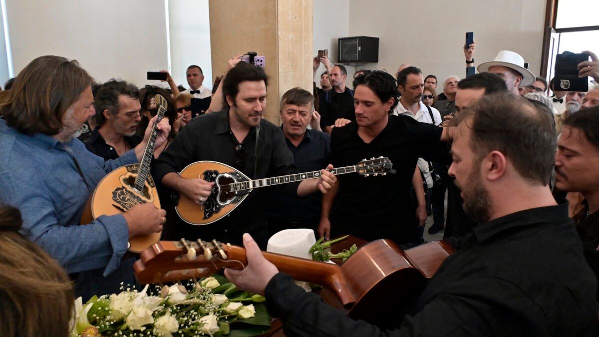 Κηδεία Νίκου Καλογερόπουλου: Με τραγούδια, μπουζούκια και χειροκροτήματα το τελευταίο αντίο στον σπουδαίο ηθοποιό