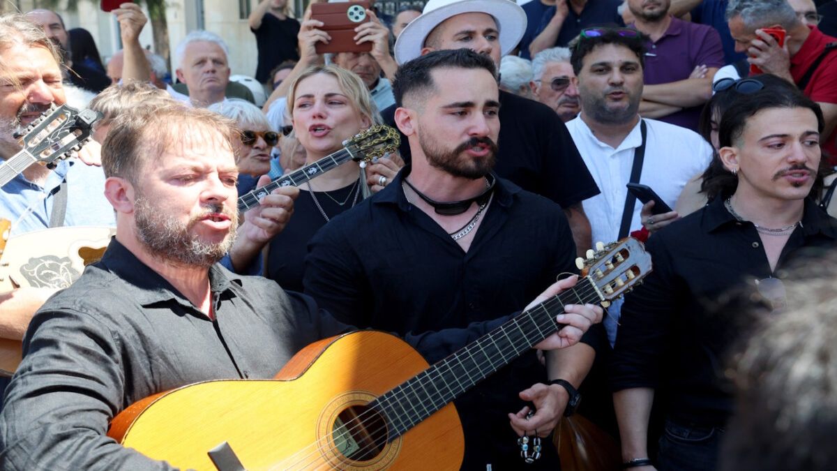 Το τελευταίο αντίο στον Νίκο Καλογερόπουλο – Παρόντες οι άνθρωποι του θεάτρου και του κινηματογράφου
