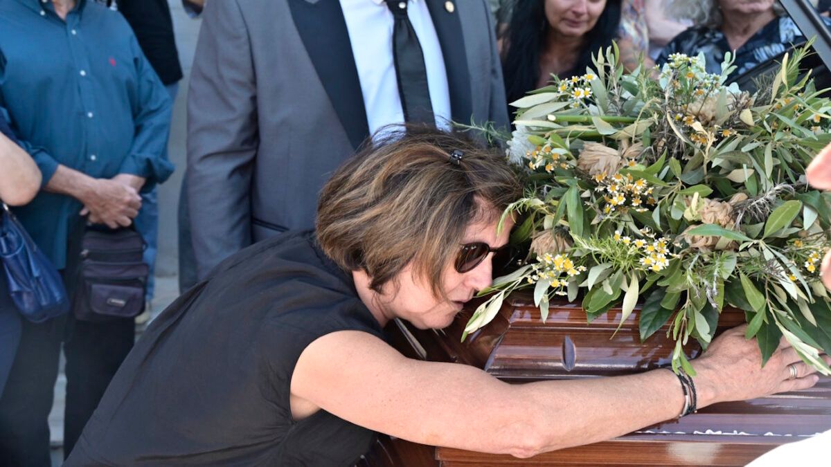 Βαρύ πένθος για τον Νίκο Καλογερόπουλο – Με μουσική και τραγούδια ο αποχαιρετισμός
