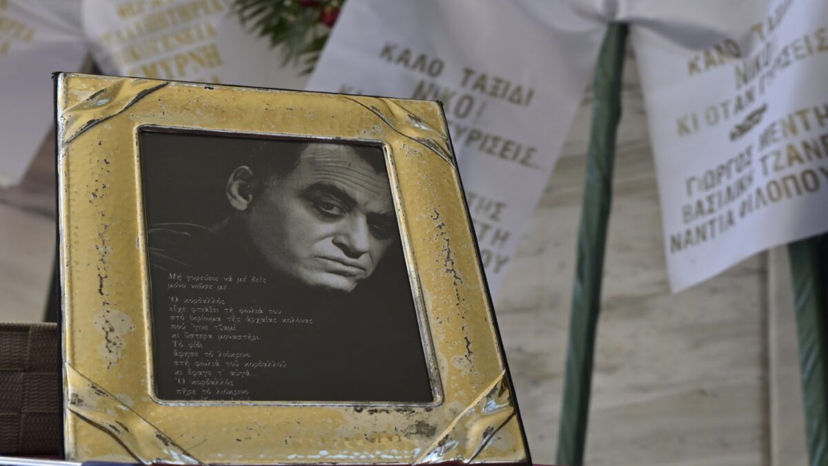 Με κιθάρες, μπουζούκια και τραγούδια αποχαιρέτησαν τον Νίκο Καλογερόπουλο