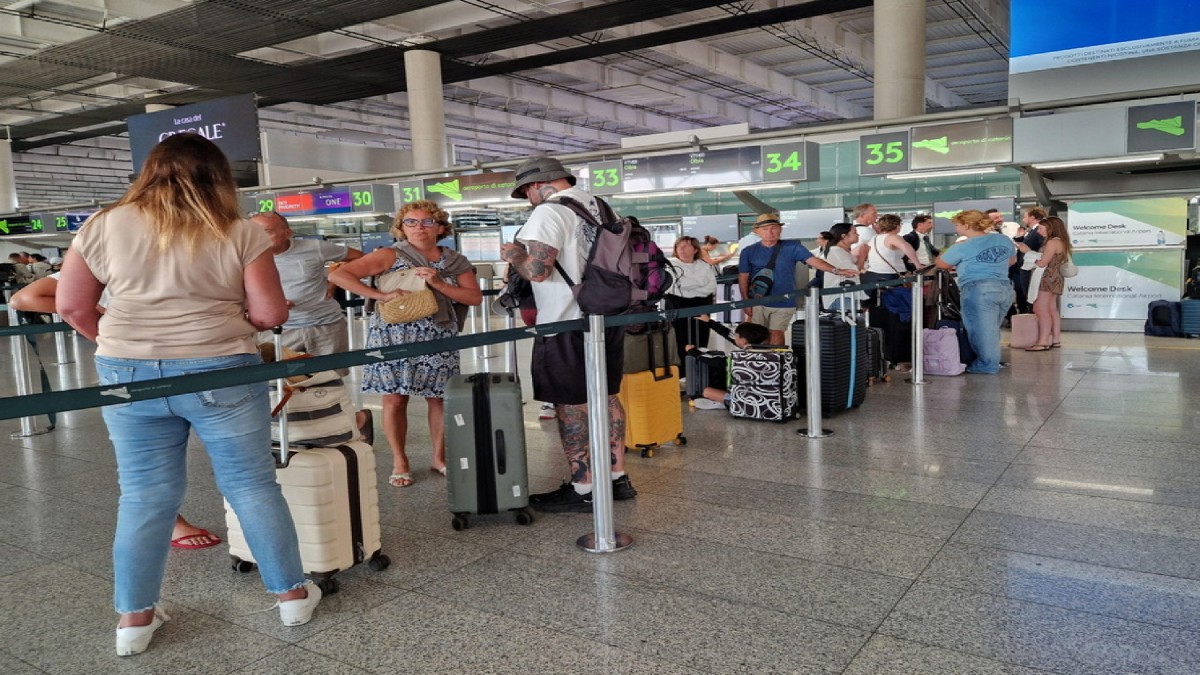 Μάλτα: Νέφος ηφαιστειακής τέφρας από την Αίτνα έφερε χάος στις πτήσεις – 19 ακυρώσεις και μεγάλες καθυστερήσεις