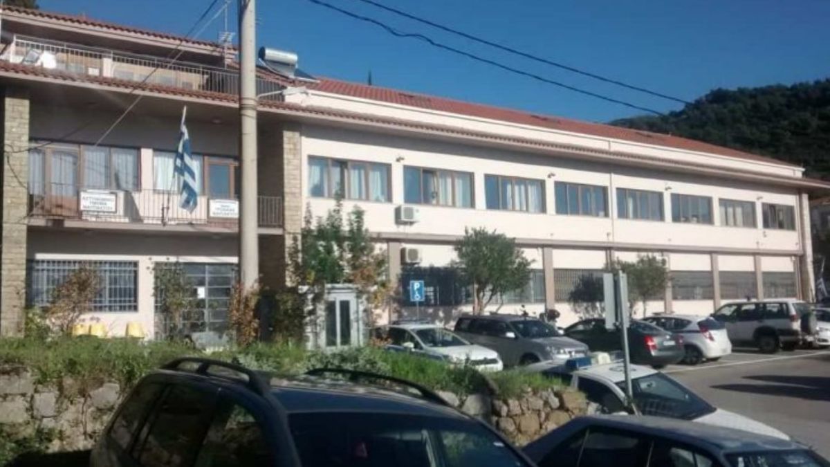 Ναύπακτος: Απείλησε ανήλικο με μαχαίρι και είπε πως «ήταν για πλάκα»