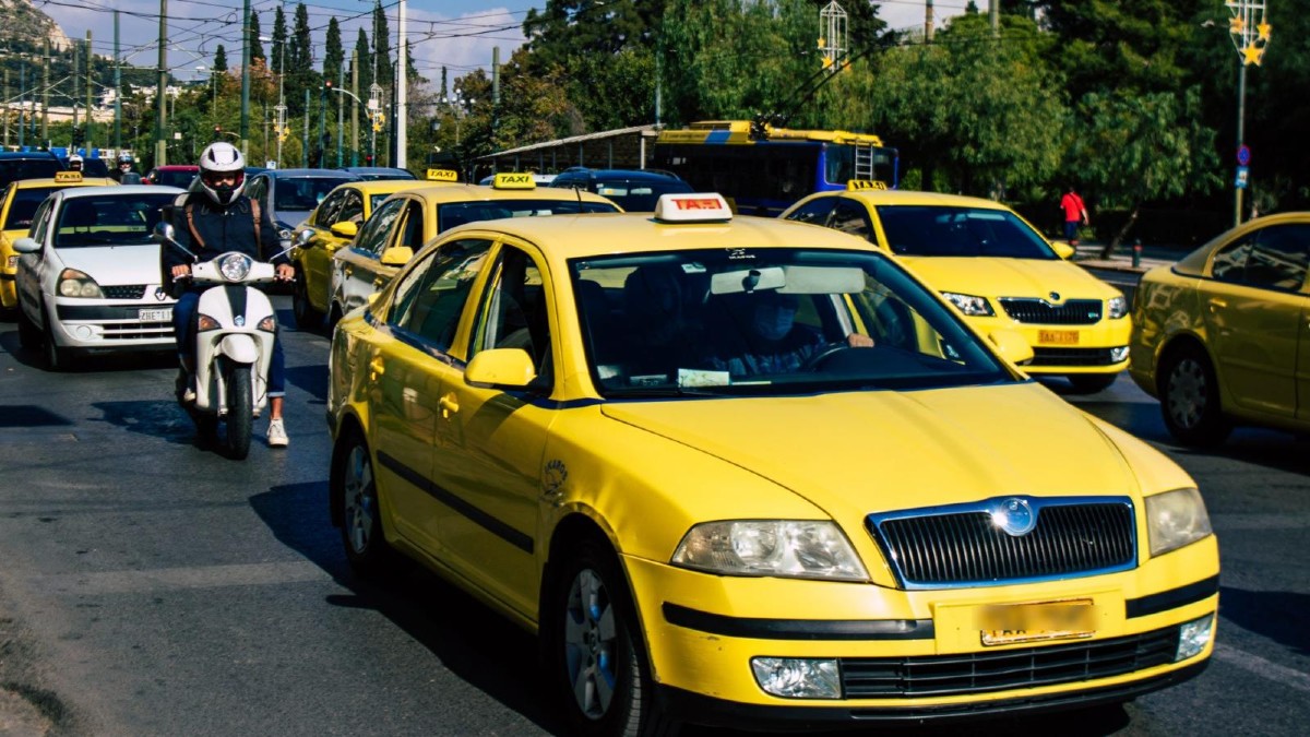 Πήρε 15 ευρώ για μια διαδρομή λίγων λεπτών – Ο διάλογος που άναψε φωτιές
