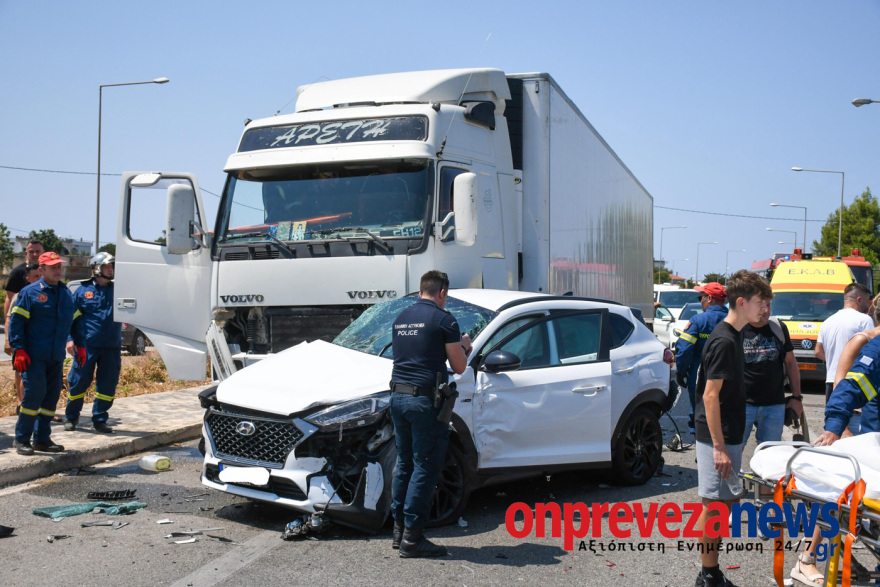 Η νταλίκα φέρεται να προσέκρουσε σε αυτοκίνητα που είχαν ακινητοποιηθεί λόγω προηγούμενης διακοπής της κυκλοφορίας, με τις Αρχές να ερευνούν τα αίτια του τροχαίου.
