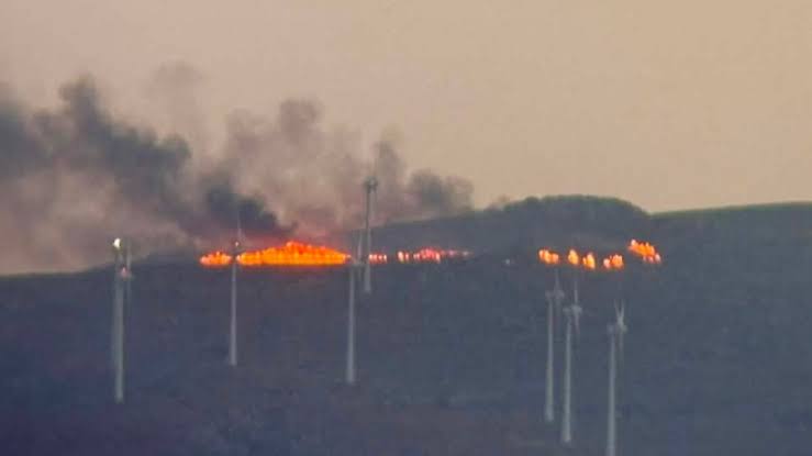 Άμεση κινητοποίηση των αρχών για την αντιμετώπιση της πυρκαγιάς που ξέσπασε στην περιοχή Αχλαδιά στη Σητεία.