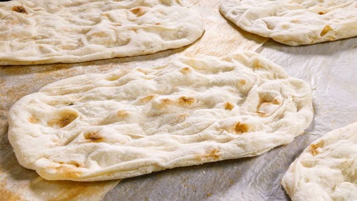 Γαρίδες σαγανάκι πάνω σε τραγανή πίνσα με φέτα