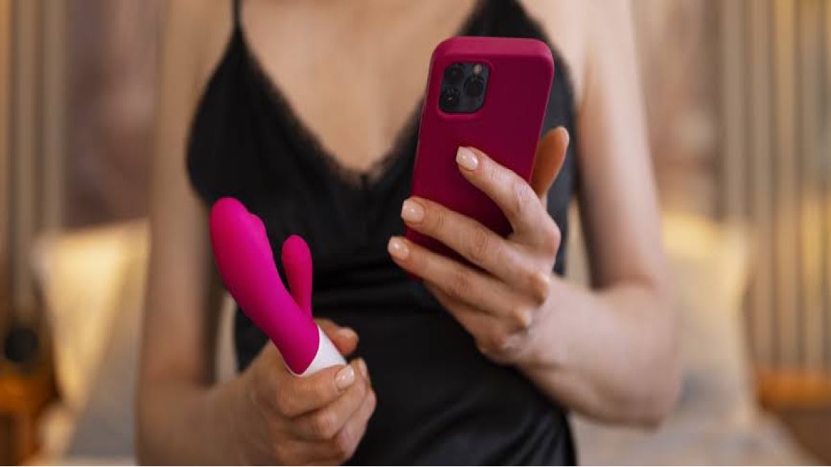 Σχέσεις και sex toys: Πώς μπορούν να ανανεώσουν την ερωτική ζωή