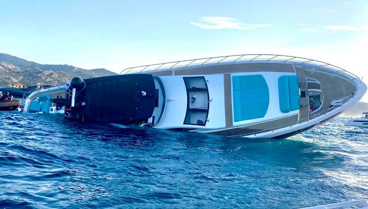 Και οι 14 άνθρωποι που επέβαιναν στο πολυτελές γιοτ απομακρύνθηκαν με ασφάλεια, χωρίς να αναφερθούν τραυματισμοί.