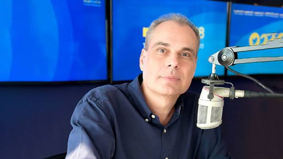 Αυτός είναι ο Νίκος Στραβελάκης: Η καριέρα, η οικογένεια και οι μεγάλες συνεργασίες